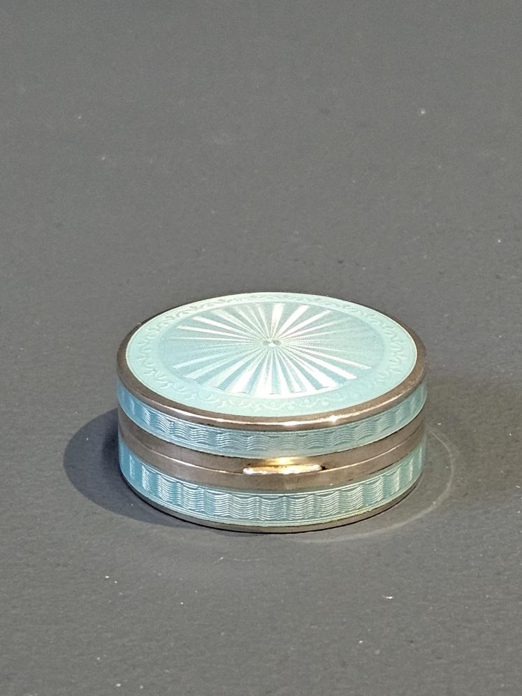 Fine Quality George V Engine Turned Silver Turquoise Enamel Pill Box - Image 1