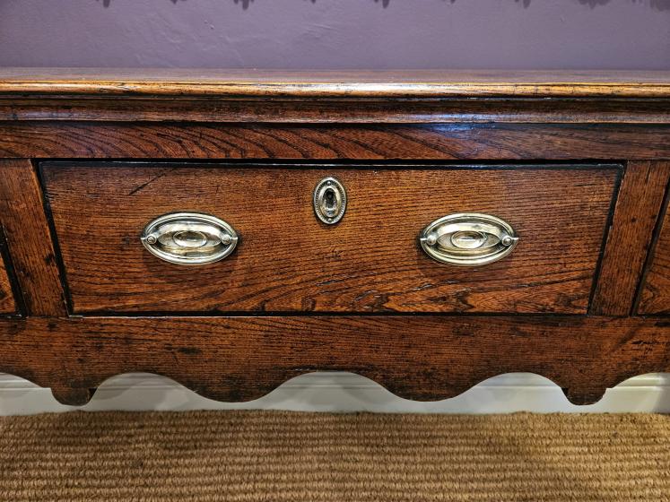 George II Elm Three Drawer Cabriole Leg Dresser - Image 2