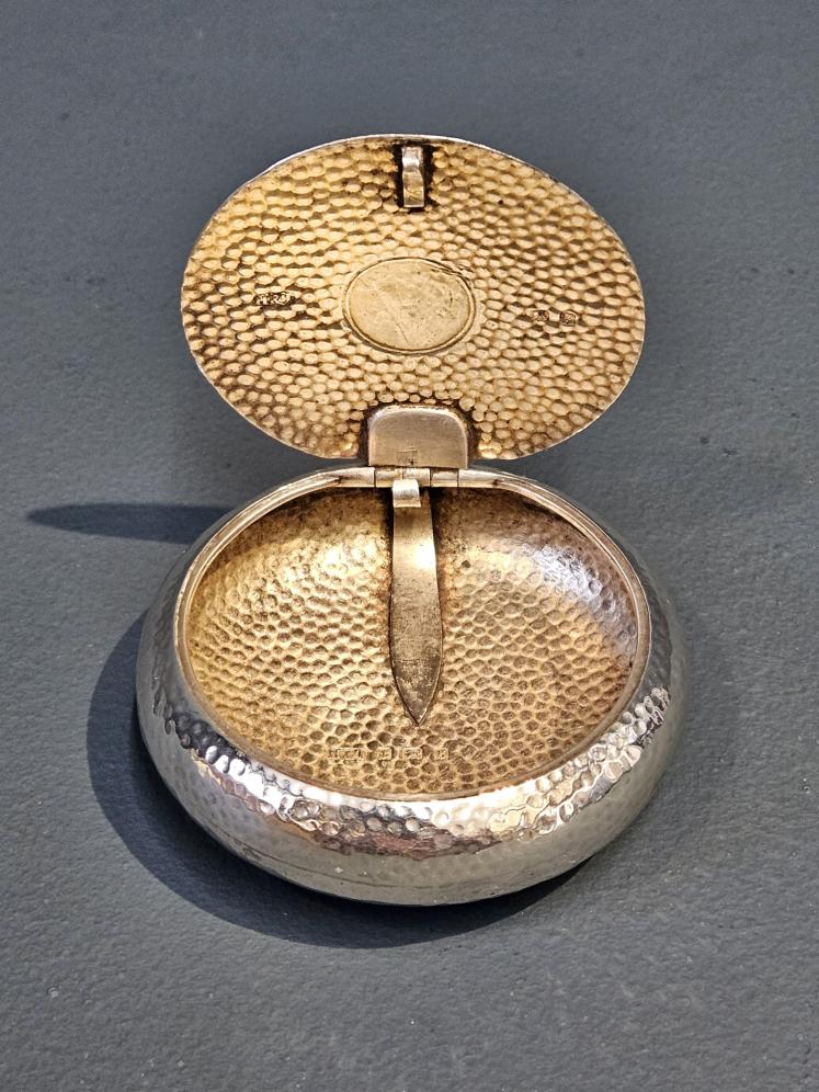 Planished Silver Squeeze Tobacco Pebble - Image 3