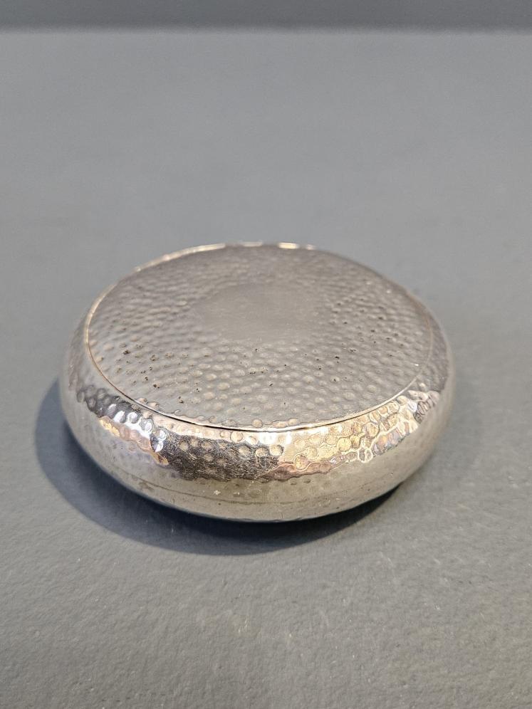Planished Silver Squeeze Tobacco Pebble - Image 1