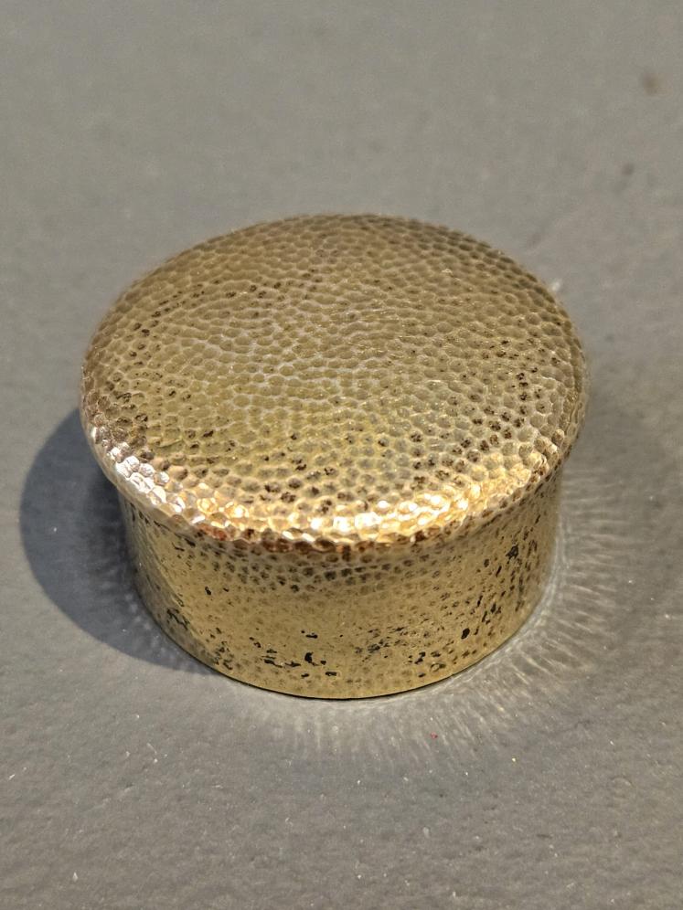 Pair of George V Planished Silver Gilt Pill Boxes - Image 5