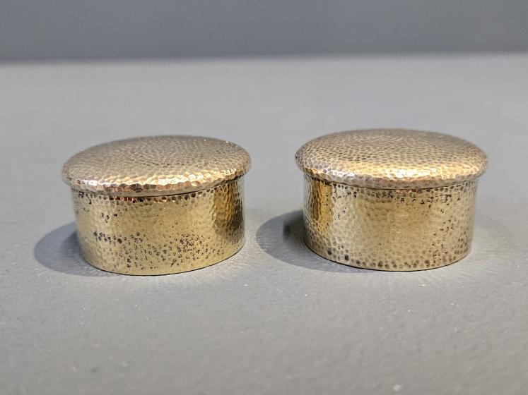 Pair of George V Planished Silver Gilt Pill Boxes - Image 4