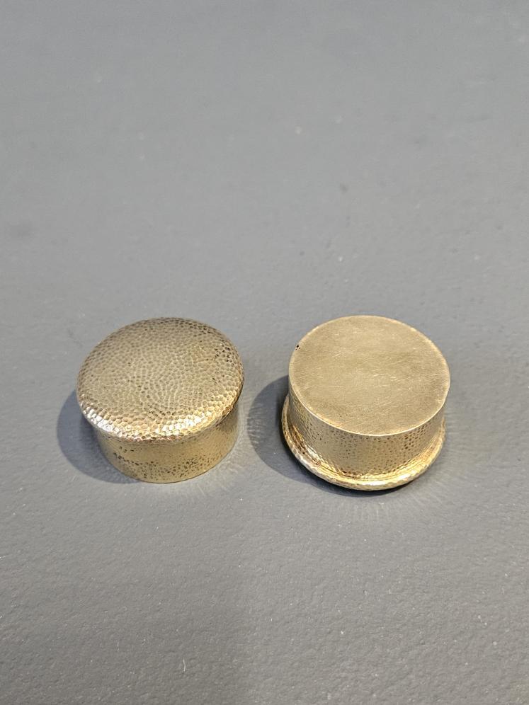 Pair of George V Planished Silver Gilt Pill Boxes - Image 3