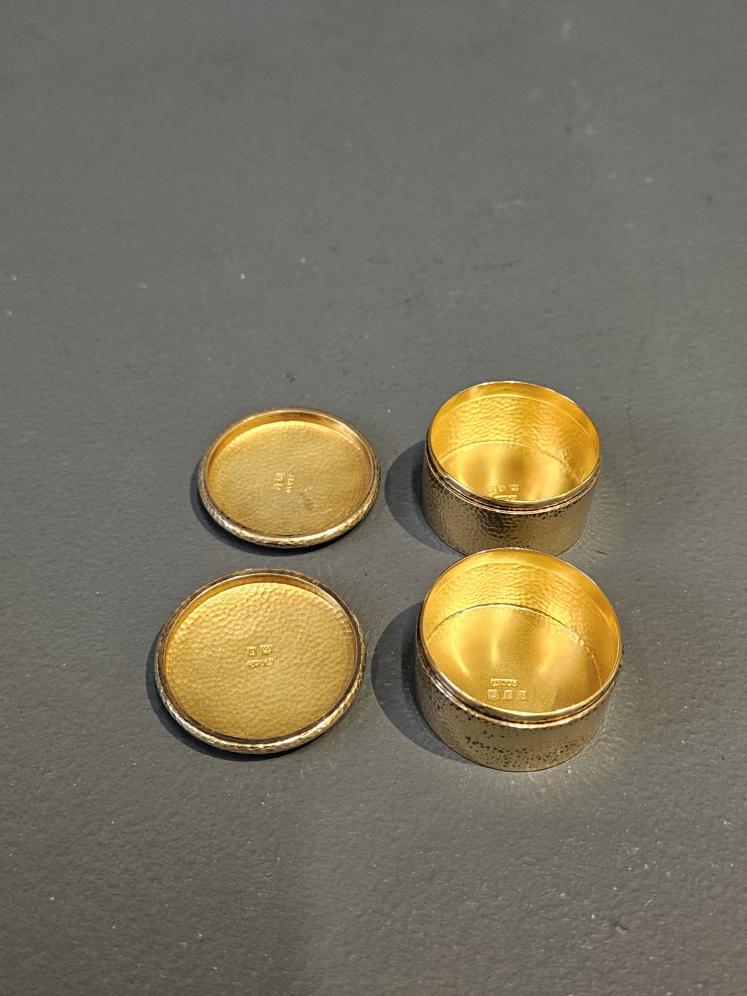 Pair of George V Planished Silver Gilt Pill Boxes - Image 2