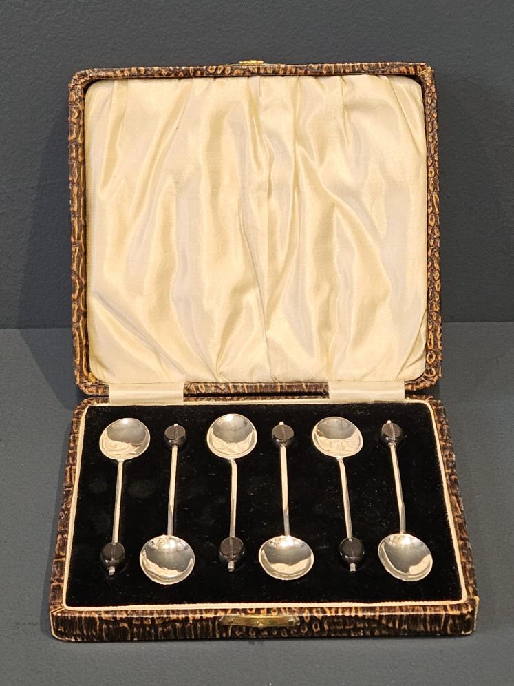 Set of 6 George V Coffee Bean Silver Coffee Spoons - Image 1