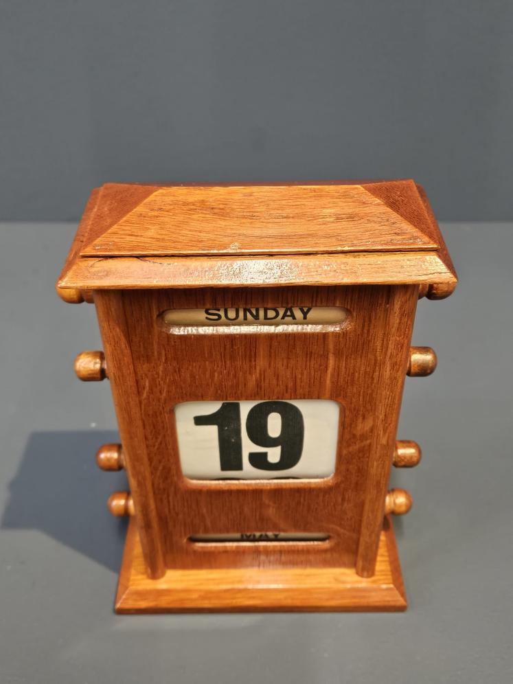 Edwardian Golden Oak Perpetual Desk Calendar - Image 4
