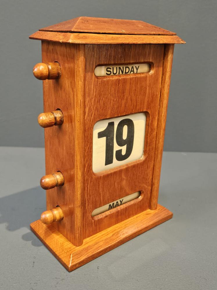 Edwardian Golden Oak Perpetual Desk Calendar - Image 3