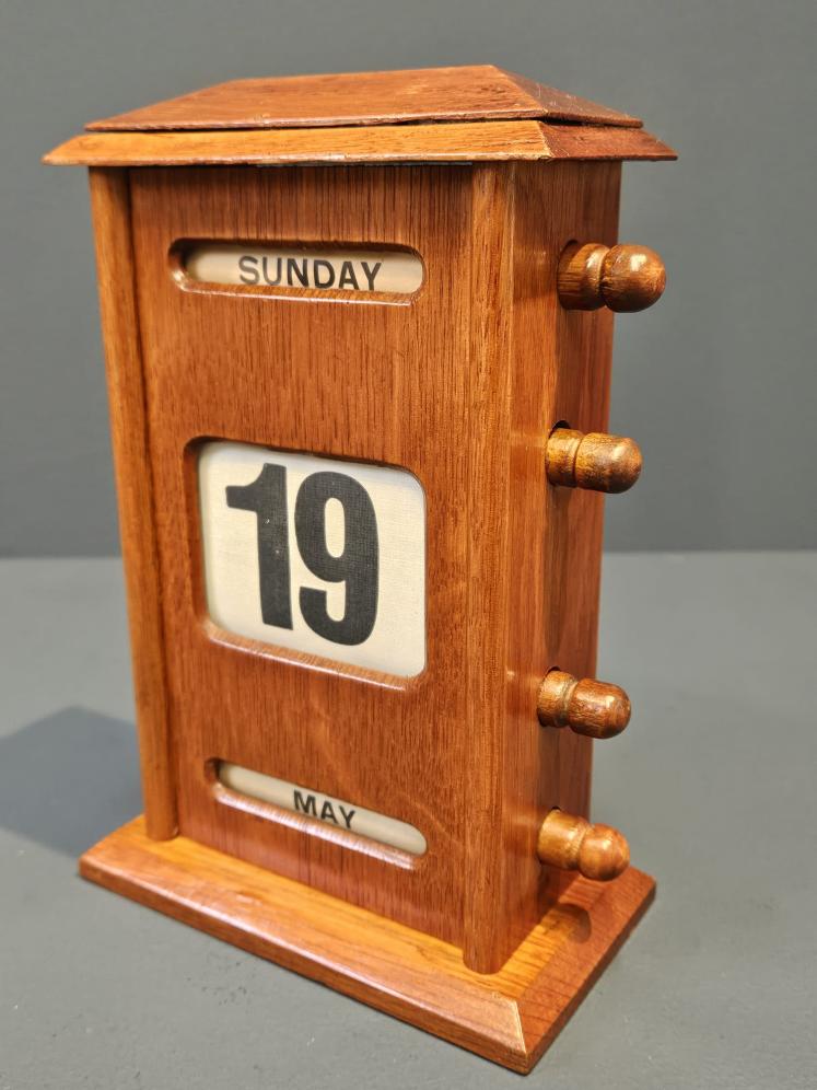 Edwardian Golden Oak Perpetual Desk Calendar - Image 2