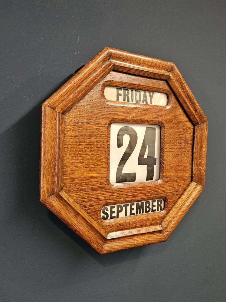 Edwardian Octagonal Oak perpetual Wall Calendar - Image 3