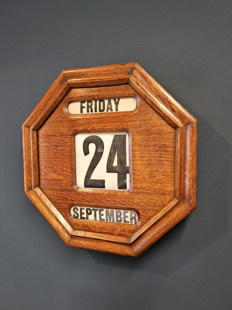 Edwardian Octagonal Oak perpetual Wall Calendar - Image 2