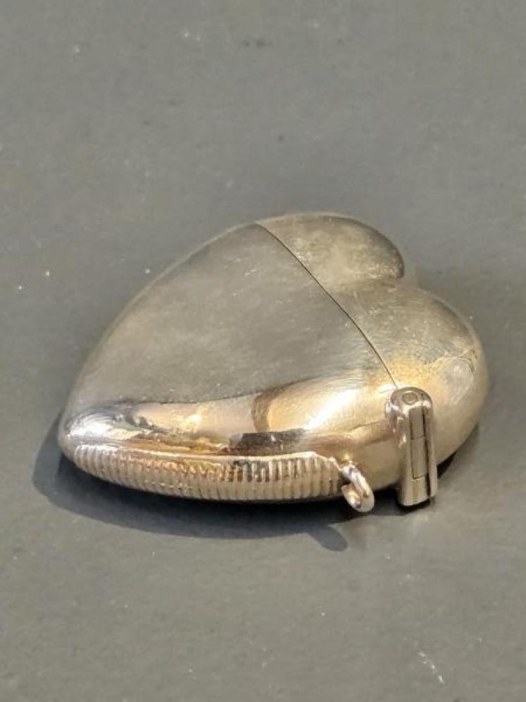 Victorian Chester Silver Heart Shaped Vesta Case  - Image 5