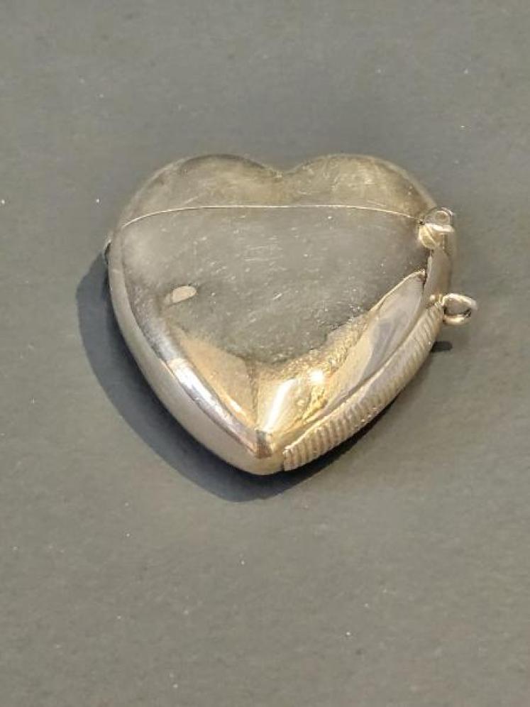 Victorian Chester Silver Heart Shaped Vesta Case  - Image 3