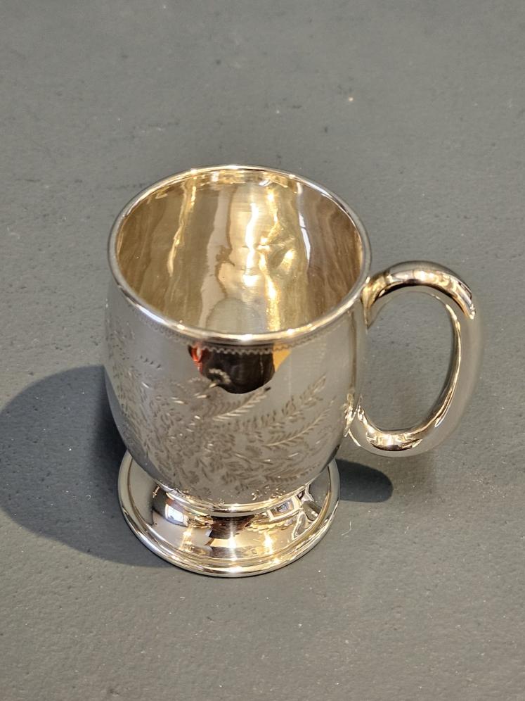 George V Floral Engraved Silver Mug - Image 3