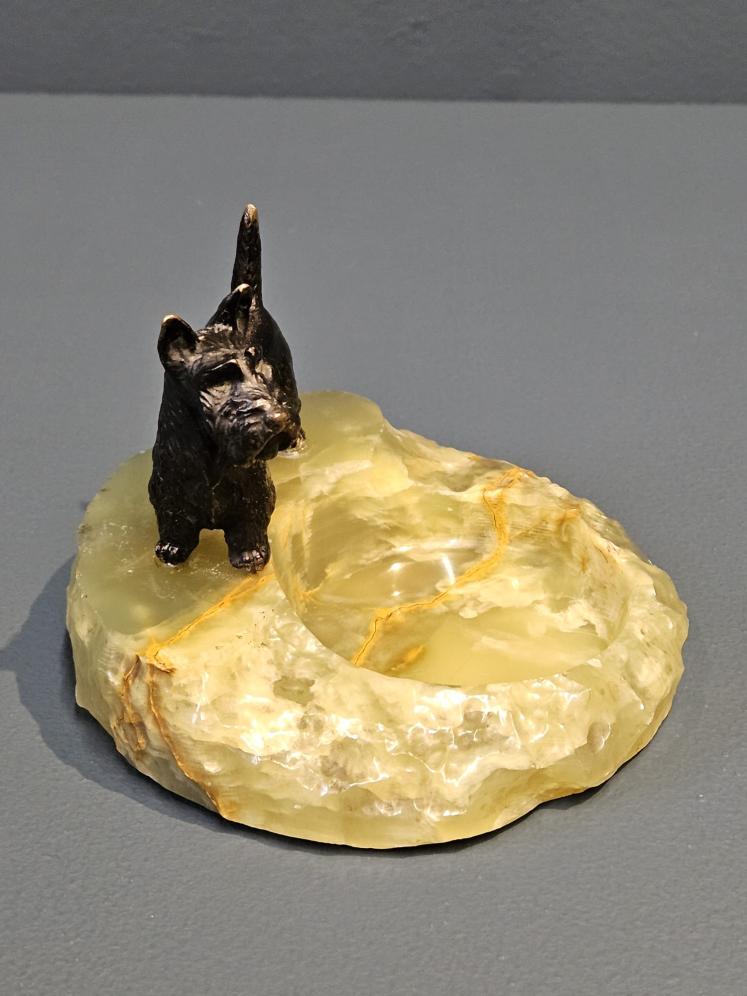1920's Cold Painted Bronze Scottie Dog Desk Tidy  - Image 4