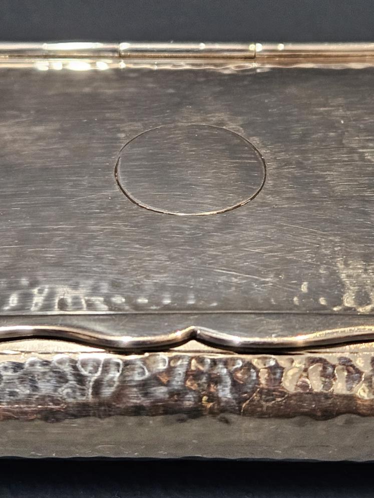 Unusual Planished Silver Tobacco and Cheroot Case By Wm Comyns - Image 7