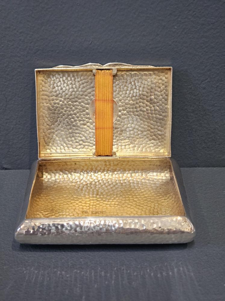 Unusual Planished Silver Tobacco and Cheroot Case By Wm Comyns - Image 3