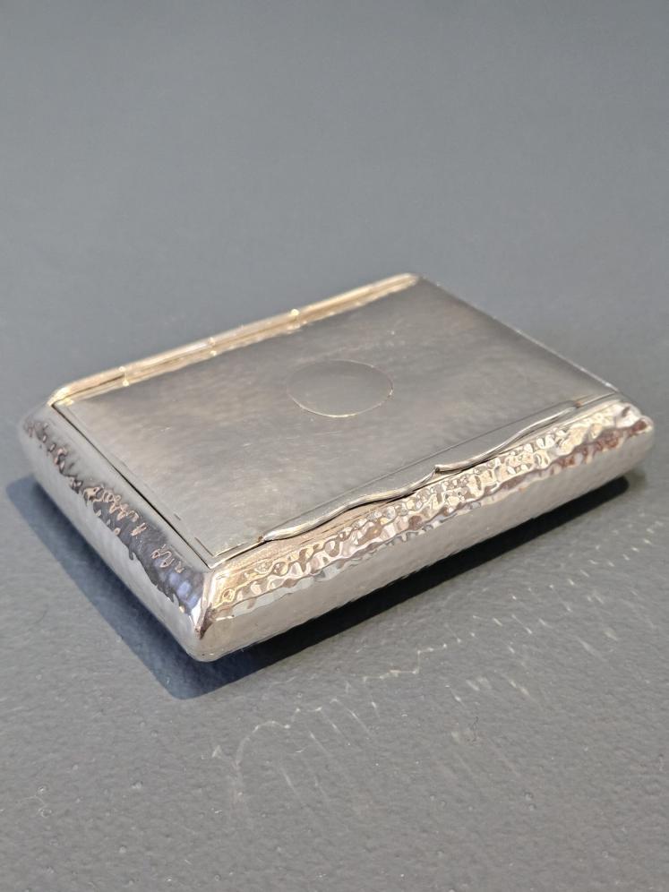 Unusual Planished Silver Tobacco and Cheroot Case By Wm Comyns - Image 2