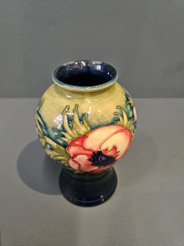 Early Moorcroft Anemone Vase  - Image 5