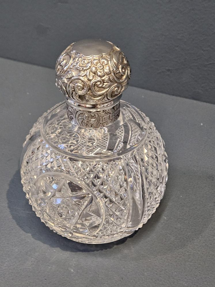 Late Victorian Cut Crystal Silver Topped Scent Bottle  - Image 4