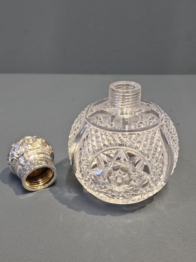 Late Victorian Cut Crystal Silver Topped Scent Bottle  - Image 2
