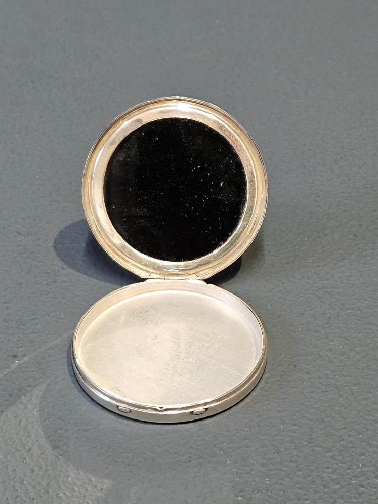 George V Silver and Blue Engine Turned Enamel Compact - Image 3