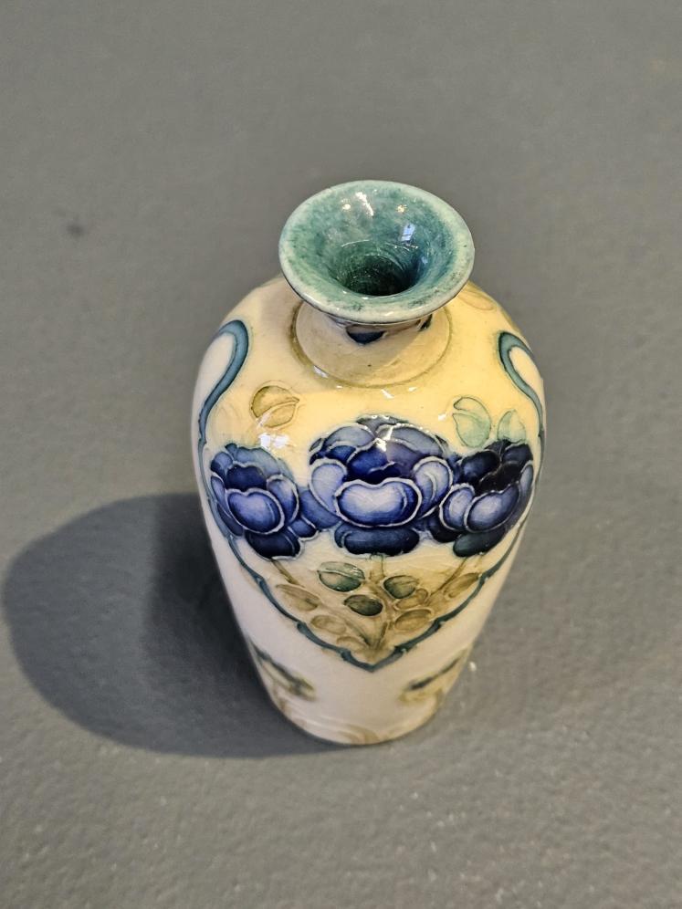 Rare Miniature Moorcroft McIntyre Poppies on White Vase  - Image 2