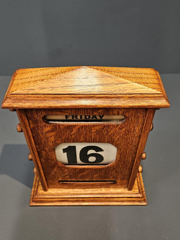 Superb Edwardian Figured Oak Perpetual Desk Calendar - Image 4