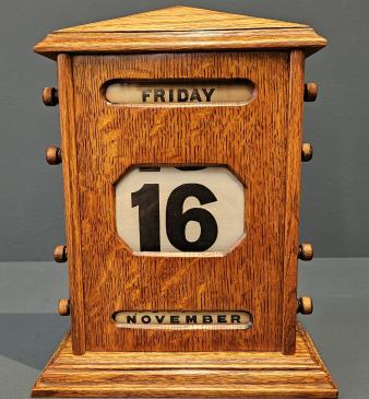 Superb Edwardian Figured Oak Perpetual Desk Calendar - Image