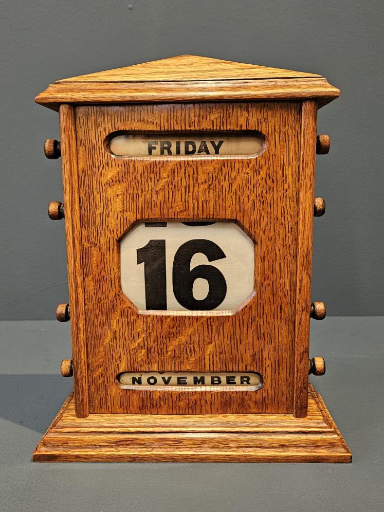 Superb Edwardian Figured Oak Perpetual Desk Calendar - Image 1