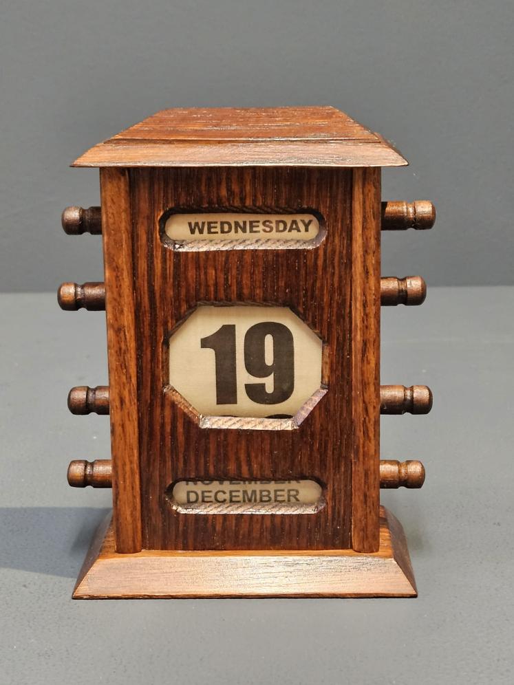 Small Edwardian Oak Perpetual Desk Calendar - Image 1