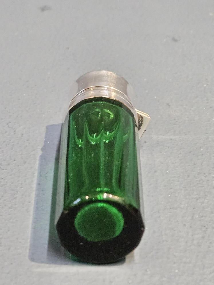 Immaculate Silver Topped Emerald Glass Scent Bottle - Image 6