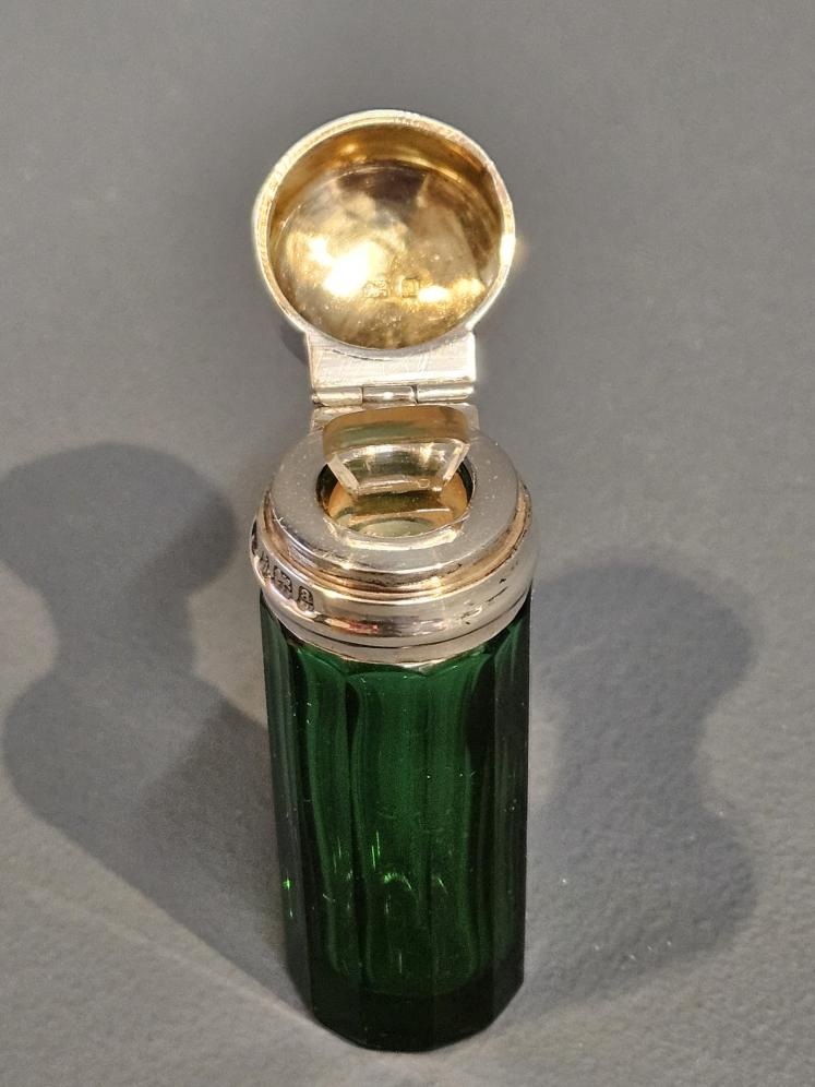 Immaculate Silver Topped Emerald Glass Scent Bottle - Image 5