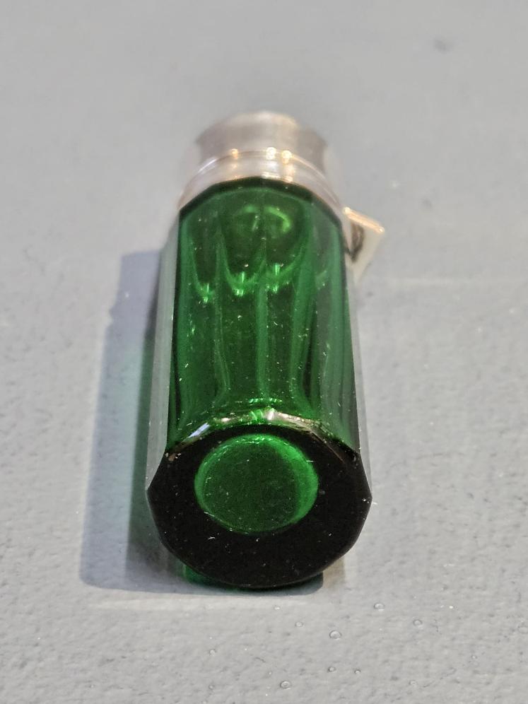 Immaculate Silver Topped Emerald Glass Scent Bottle - Image 4