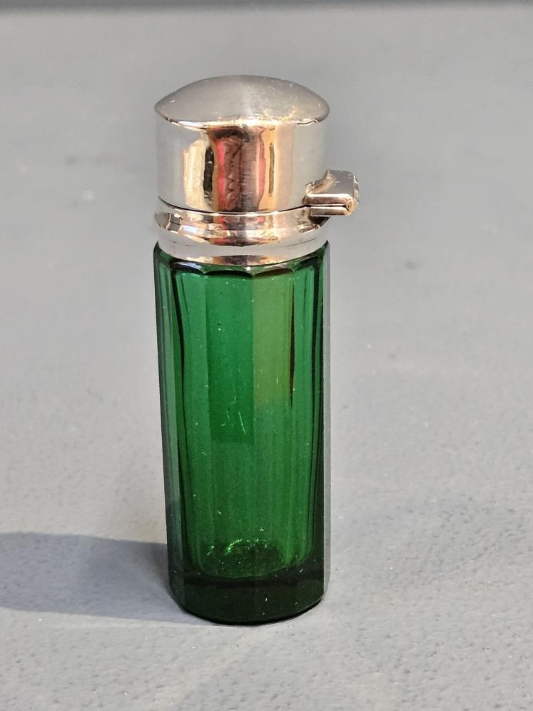 Immaculate Silver Topped Emerald Glass Scent Bottle - Image 3