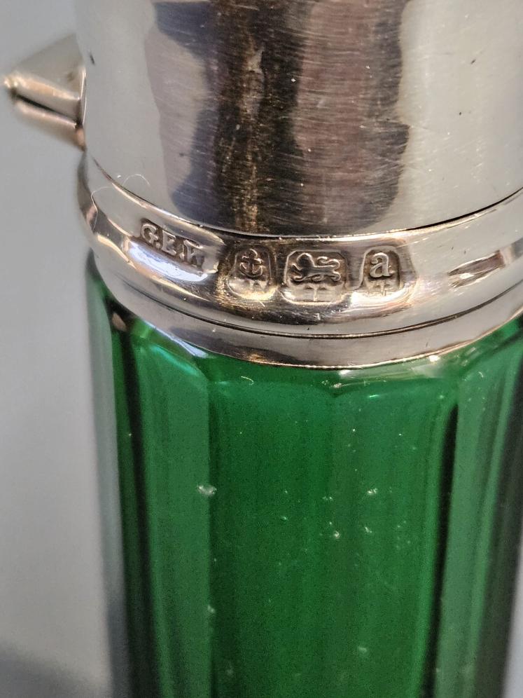 Immaculate Silver Topped Emerald Glass Scent Bottle - Image 2