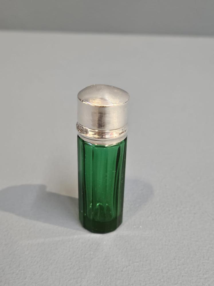 Immaculate Silver Topped Emerald Glass Scent Bottle - Image 1