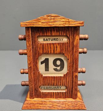 Edwardian Oak Perpetual Desk Calendar - Image