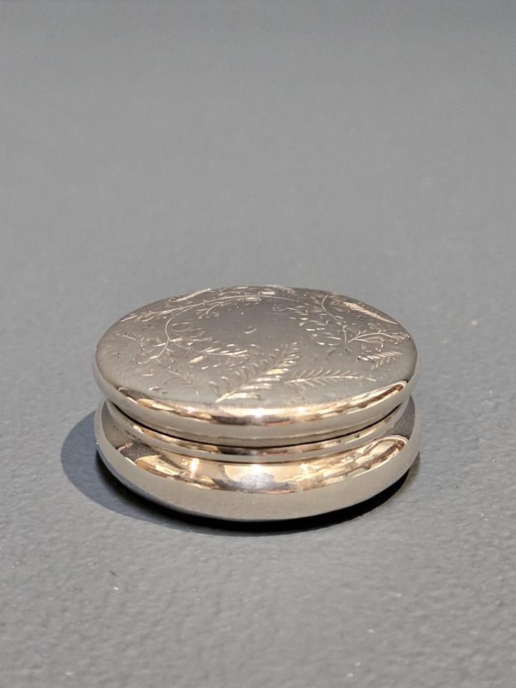 Victorian Silver Aesthetic Design Pill Box - Image 7