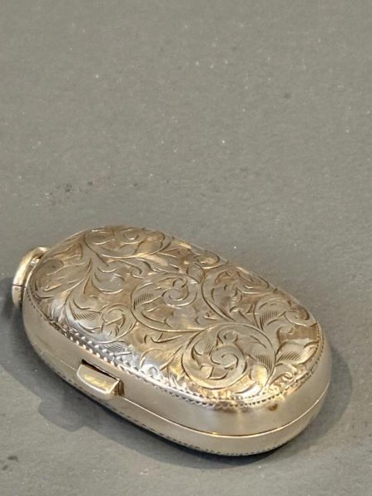 George V Engraved Silver Double Sovereign Case - Image 2