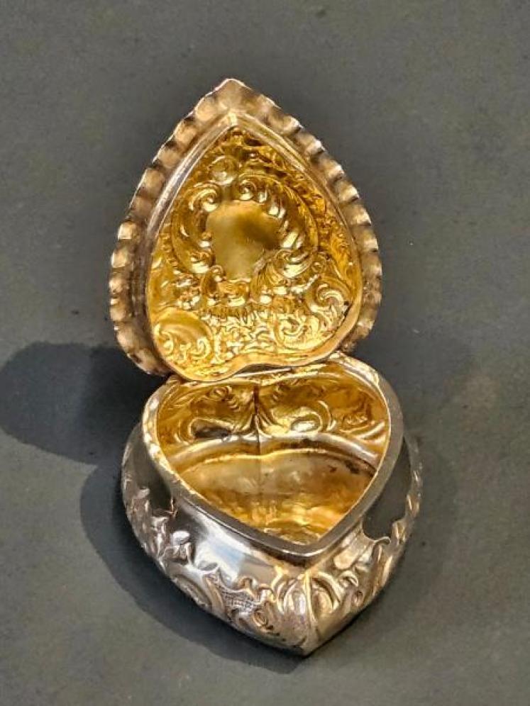Small Victorian Heart Shaped Silver Ring Box - Image 4