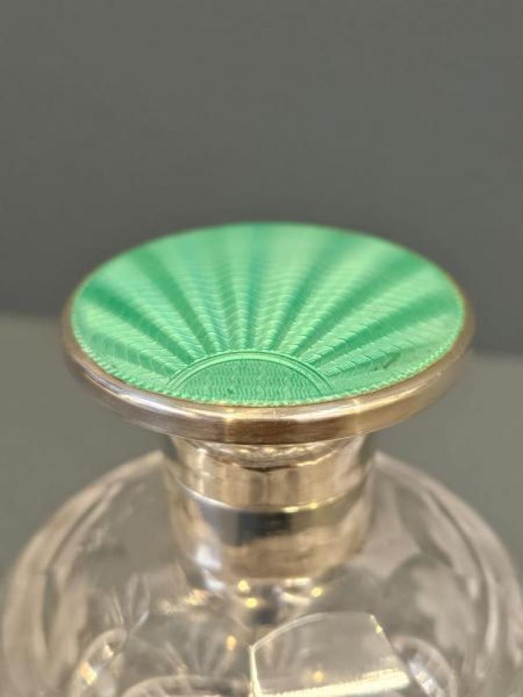 George V Silver and Enamel Topped Crystal Scent Bottle - Image 3