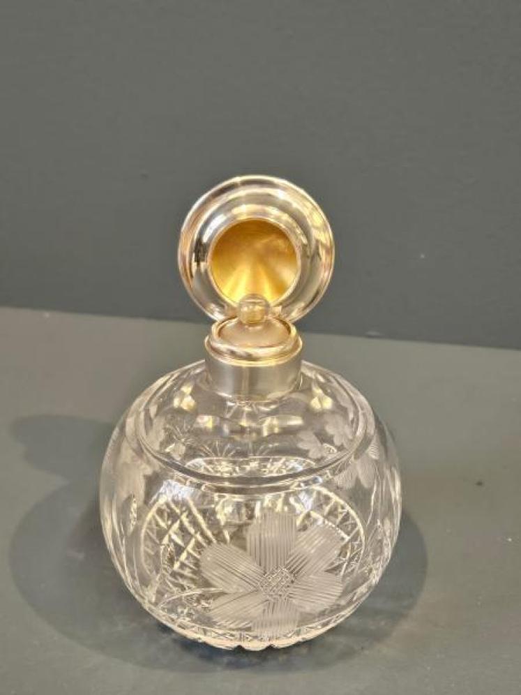 George V Silver and Enamel Topped Crystal Scent Bottle - Image 4
