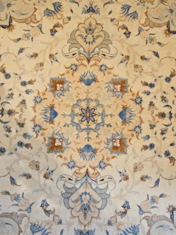 Fine Quality Persian Pure Wool and Silk Rug - Image 3