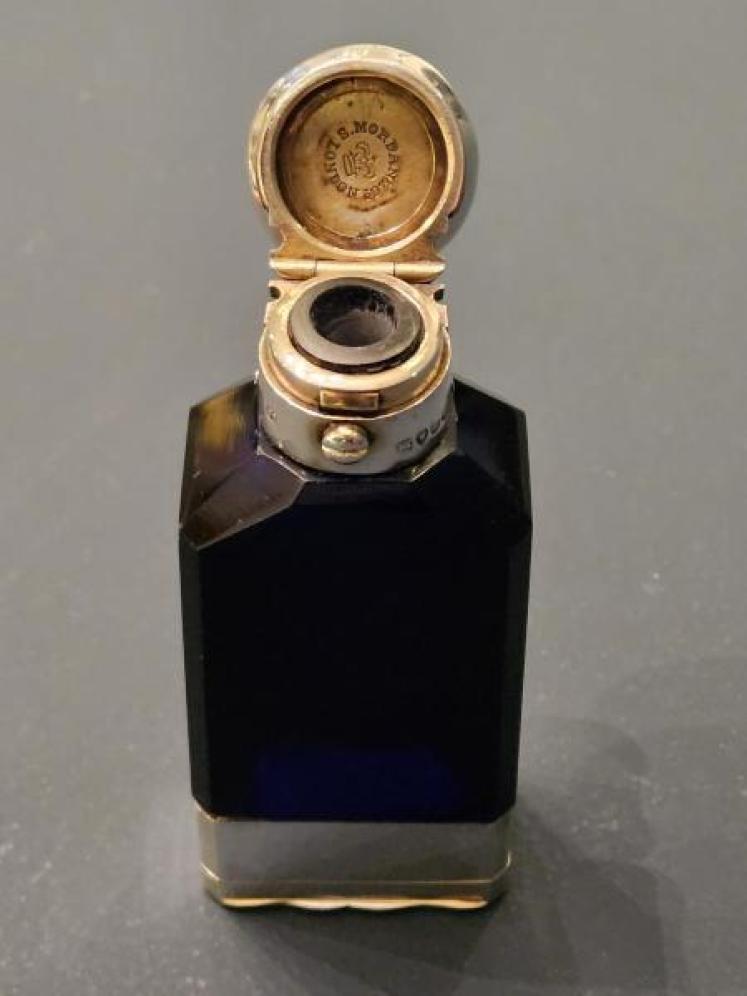Victorian Sampson Mordan Smelling Salts Bottle and Vinaigrette  - Image 3