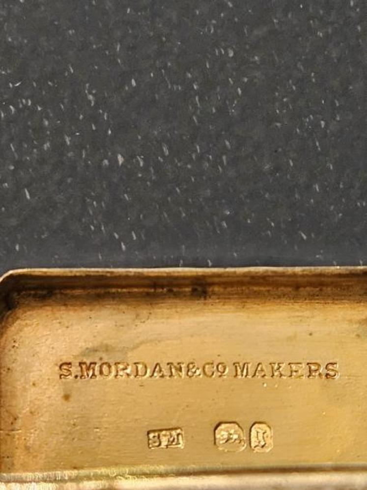 Victorian Sampson Mordan Smelling Salts Bottle and Vinaigrette  - Image 5