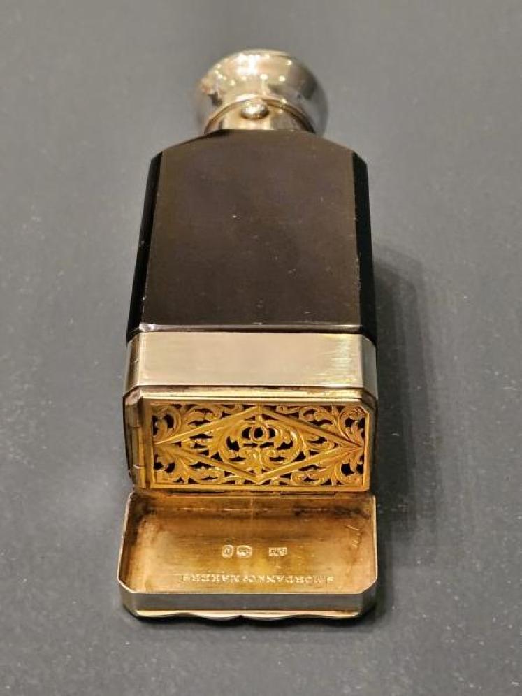 Victorian Sampson Mordan Smelling Salts Bottle and Vinaigrette  - Image 6