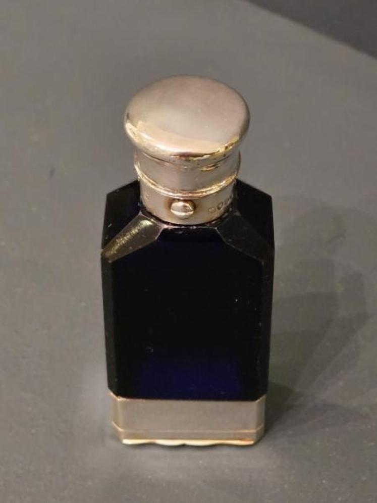Victorian Sampson Mordan Smelling Salts Bottle and Vinaigrette  - Image 7