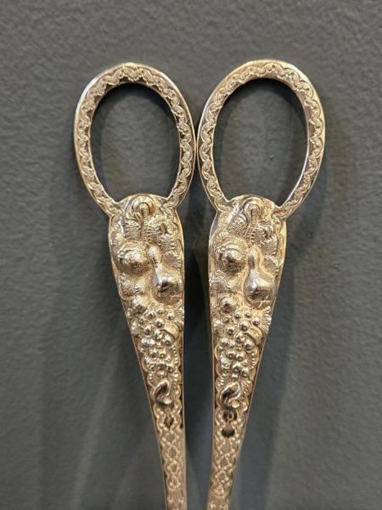 Superb Victorian Cast Silver Grape Scissors - Image 2