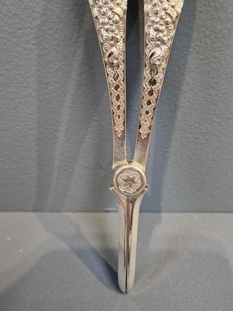 Superb Victorian Cast Silver Grape Scissors - Image 3