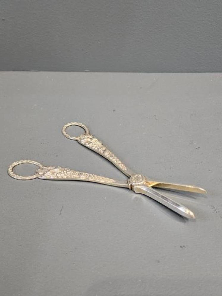 Superb Victorian Cast Silver Grape Scissors - Image 4